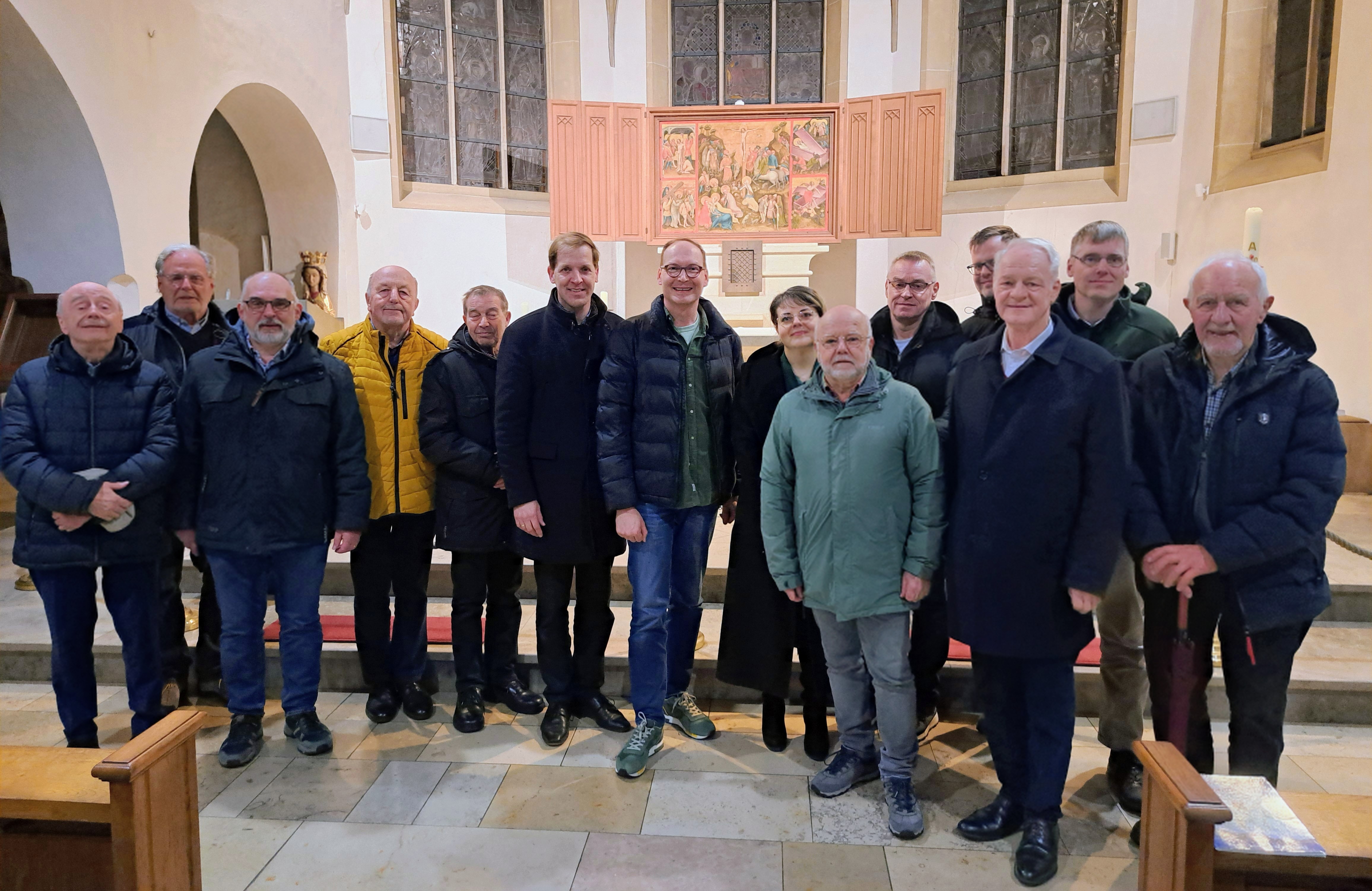 Geschichtsunterricht vor Ort: Landrat Dr. Christian Schulze Pellengahr (Mitte/6. v. links) erluterte den Mitgliedern des CDA-Kreisverbands und dem Vorsitzenden Valentin Merschhemke (7. von links) in der Daruper Pfarrkirche die Details des berhmten Altar