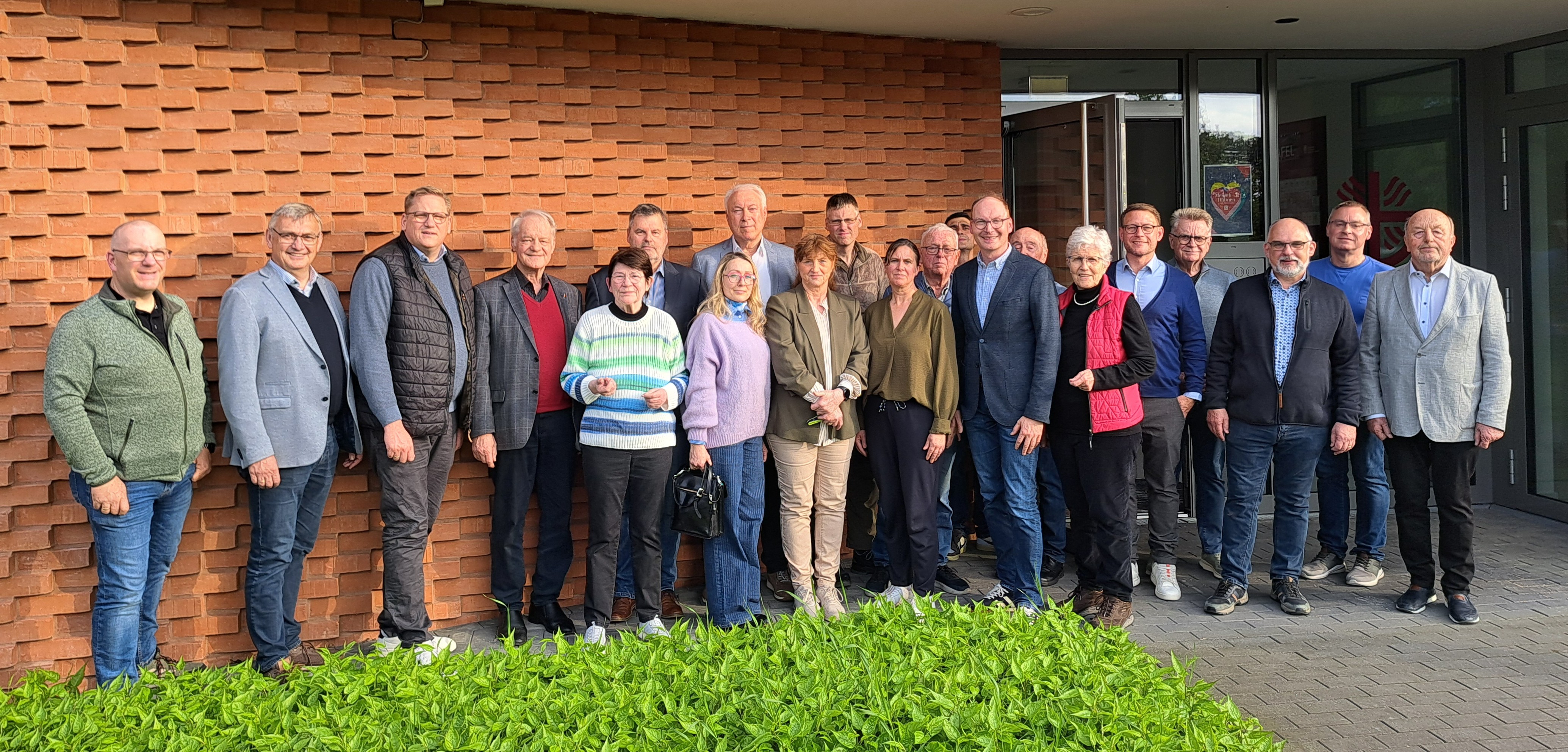 Wollen gemeinsam Impulse f�r Arbeitnehmer, Familien und eine zukunftsf�hige Infrastruktur im Kreis Coesfeld setzen: Der neu gew�hlte 16-k�pfige Kreisvorstand der CDA mit dem wiedergew�hlten Vorsitzenden Valentin Merschhemke (7. v. re.) und dem Landtagsabg