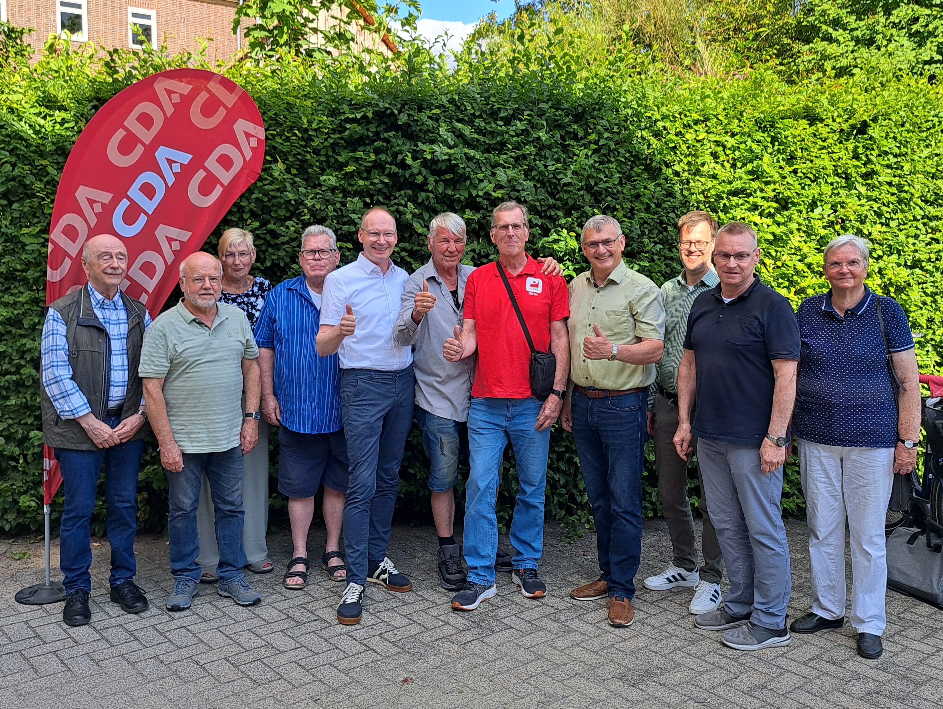 Soziale Lokalpolitik im Fokus der Sommerbereisung (v. l.): (in der Bildmitte v. r. n. l.): CDA-Bezirksvorsitzender Wilhelm Korth MdL (4. v. r.), Dieter Koch (IG BCE, 5. v. r.), Heinz Dickhoff (IG BAU, 6. v. r.) und CDA-Stadtverbandsvorsitzender Valentin M